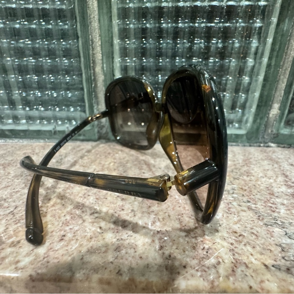 Authentic Burberry Tortoise Shell Sunglasses - Picture 6 of 7